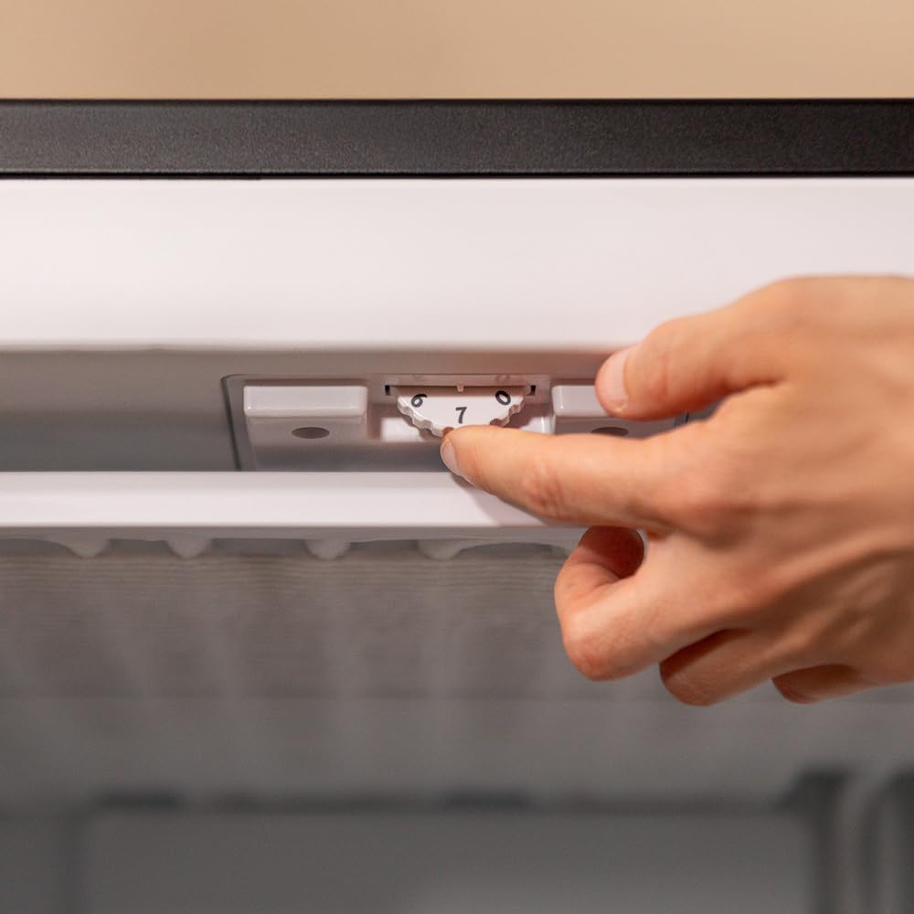 Cecotec Vertikaler Tischgefrierschrank 97 L Bolero CoolMarket TF 97 White, Energieeffizienzklasse E, Kompakte Bauweise, Umkehrbare Tür, 3 Schubladen, Maße 55,1 x 57,5 x 83,5 cm, Farbe Weiß