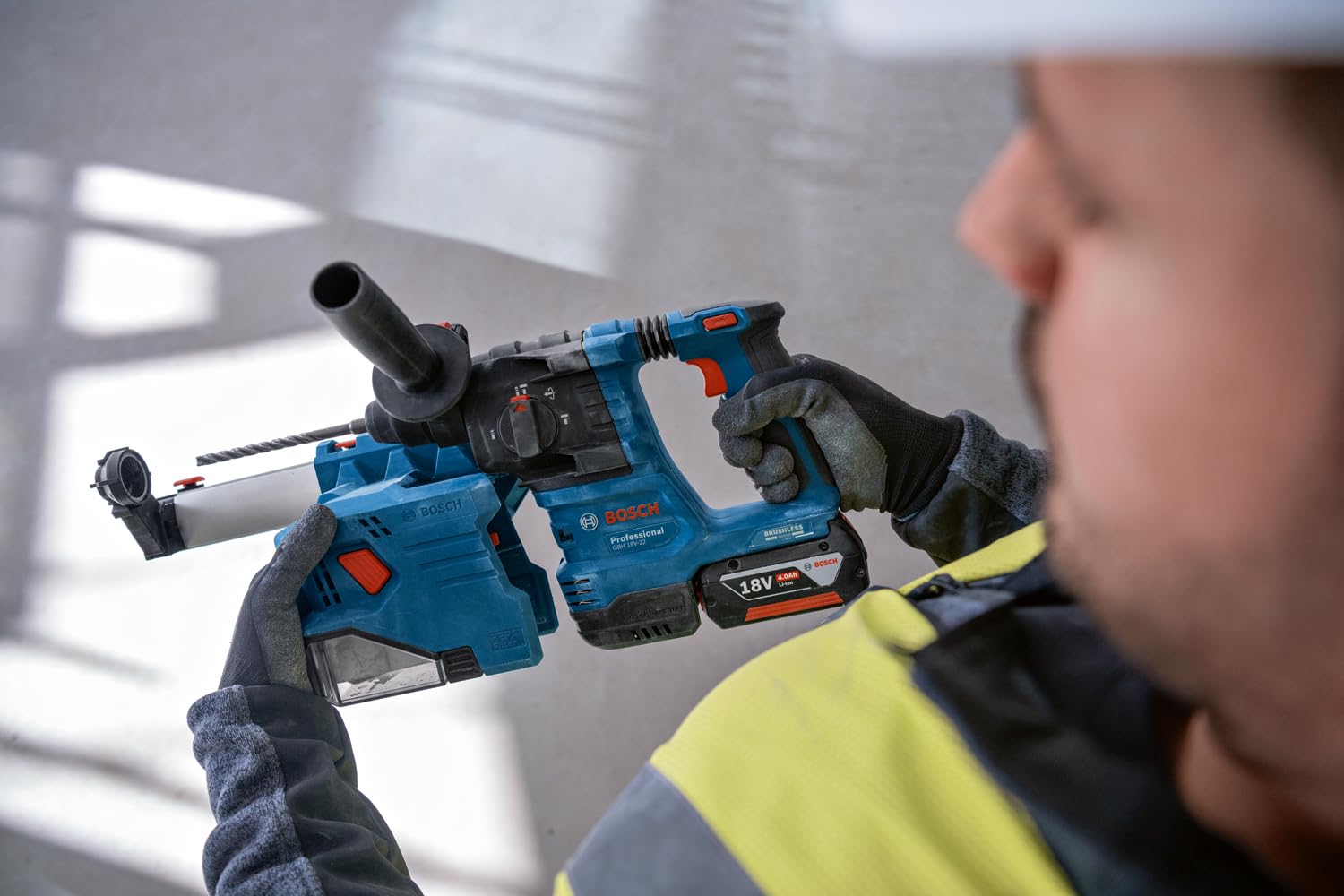 Bosch Professional Absaughammer GDE 18V-12 (mit SDS plus, für einen Bohrbereich von 6 mm bis 10 mm, inkl. 2x Ringbürste)
