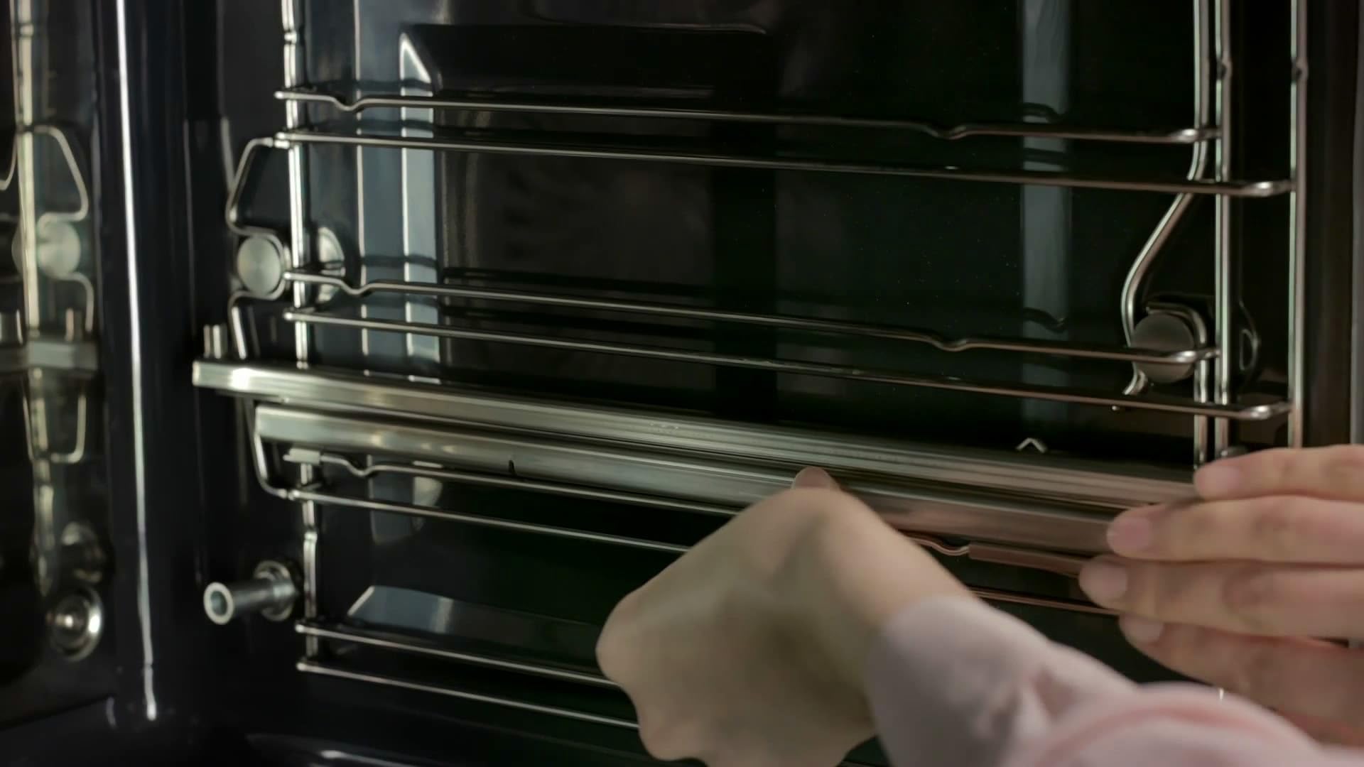 AEG Backofenvollauszug (1 Paar), Teleskopbackauszug variabel auf die Einschubgitter klemmbar, Bleche lassen sich bequem und sicher bis zur vollen Blechlänge herausziehen, Sicherheitsstopp, COTRUN1F