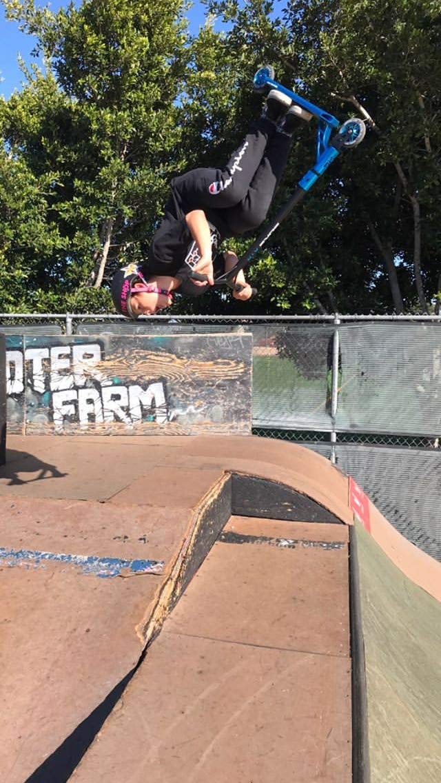 SOKE Stunt Scooter PRO Kick-Scooter mit ABEC 9 Kugellager Tretroller Trick Roller für Erwachsene und Kinder Zweirad Freestyle Cityroller | 2 Räder | Tragkraft 100kg (Schwarz-Rot)