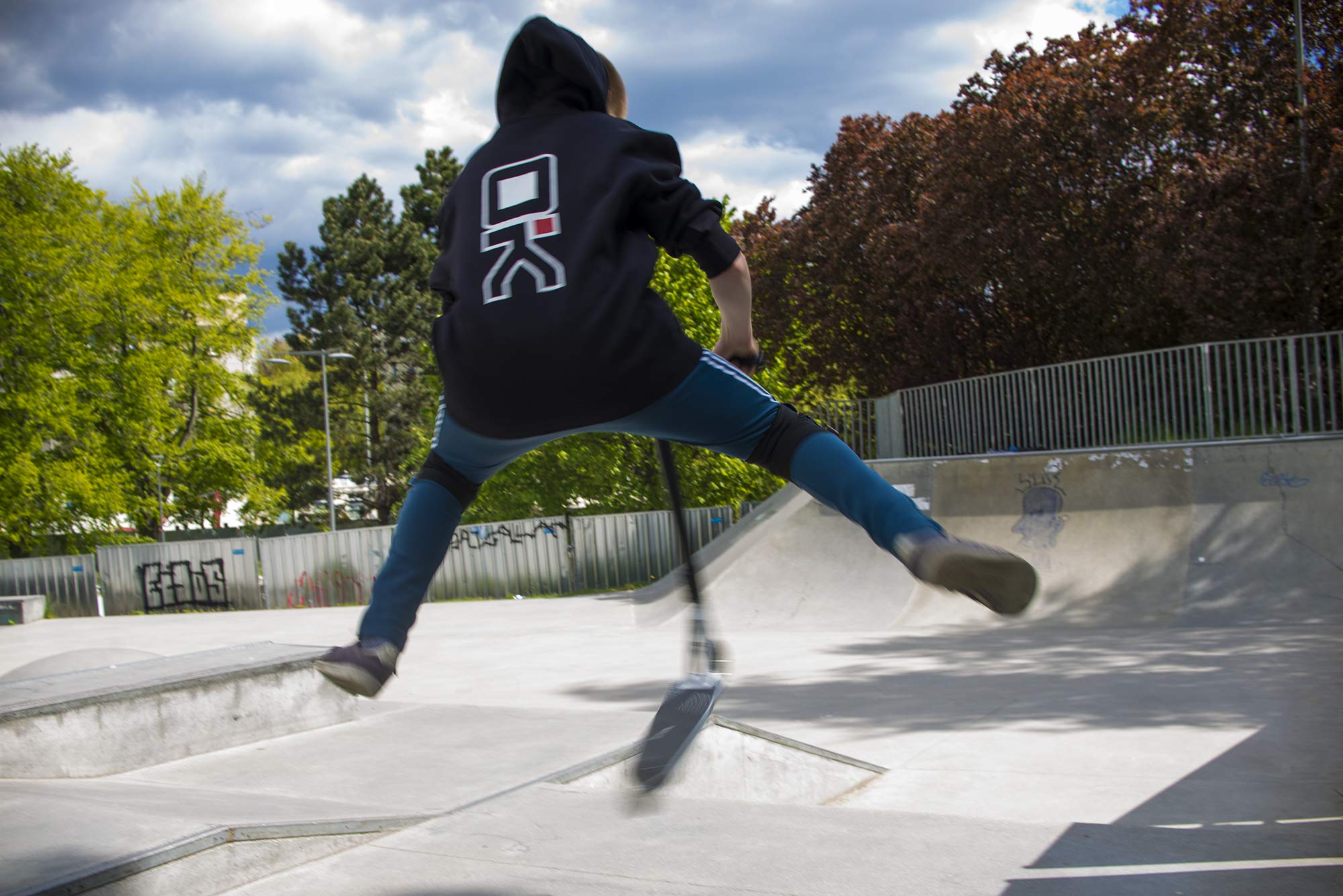 SOKE Stunt Scooter PRO Kick-Scooter mit ABEC 9 Kugellager Tretroller Trick Roller für Erwachsene und Kinder Zweirad Freestyle Cityroller | 2 Räder | Tragkraft 100kg (Schwarz-Rot)