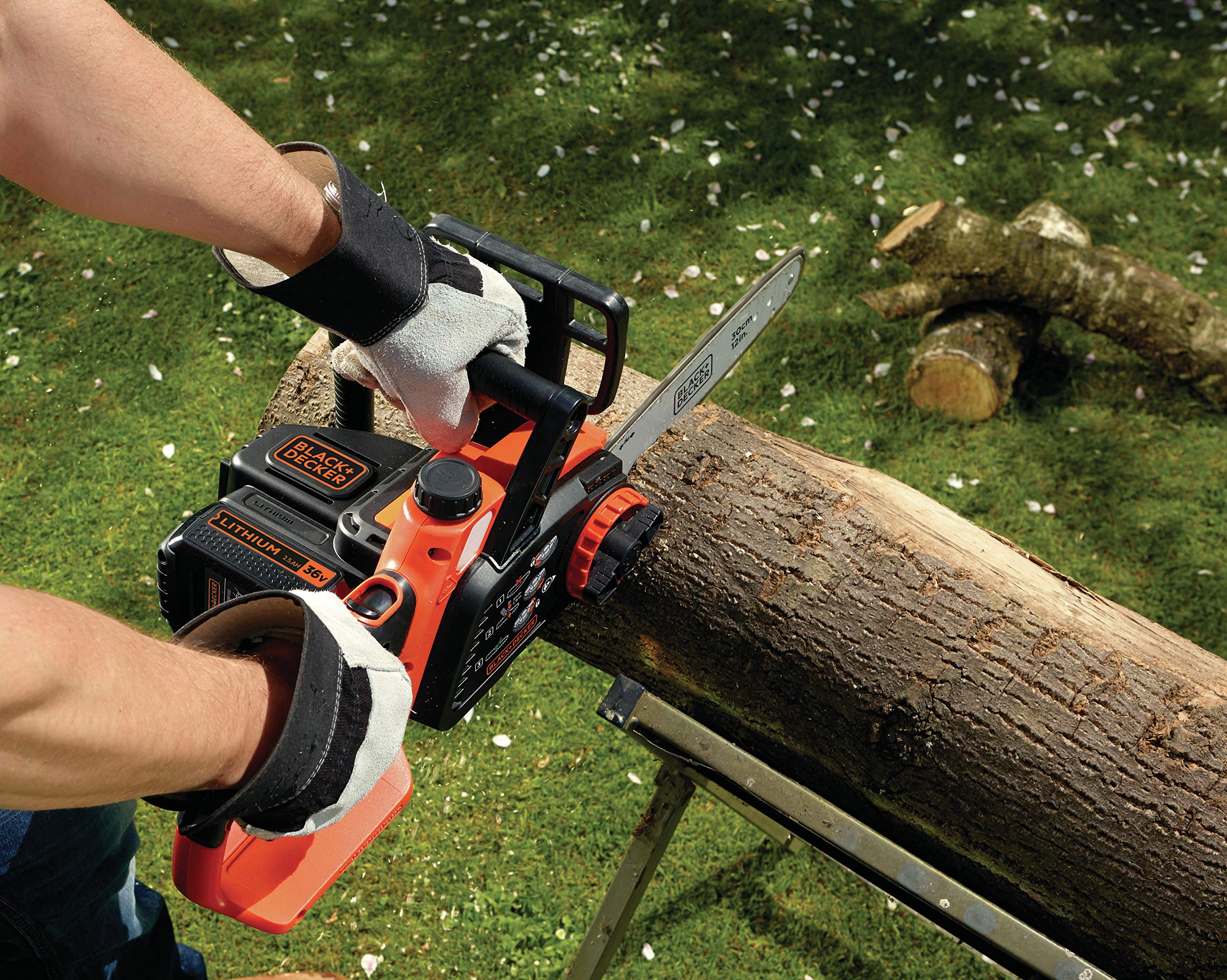 Black+Decker Li Ion Akku Kettensäge 36V GKC3630L25 mit Akku und Ladegerät – Ideal für Holz- & Gartenarbeiten – 30 cm Schwertlänge